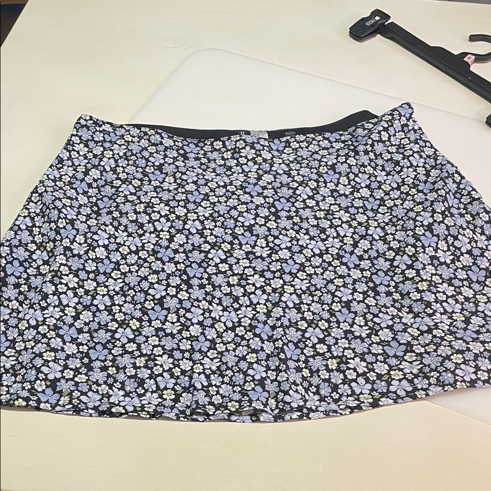 H&M Divided Blue and White Floral Mini Skirt